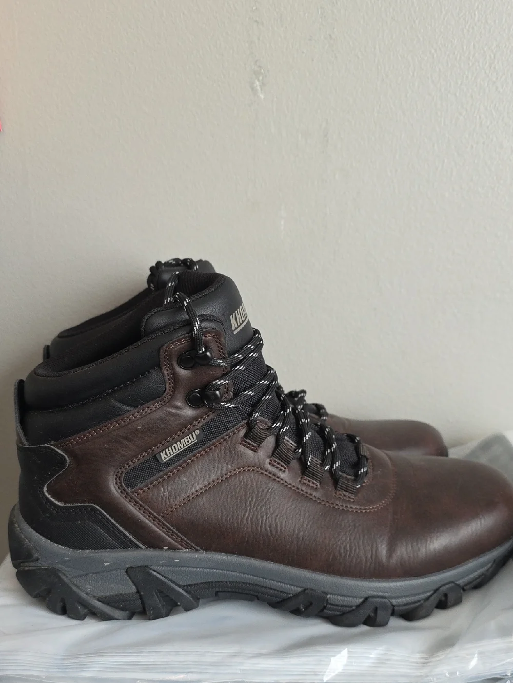 Khombu Men's Dark Brown Leather Trail Boots with Black Accents